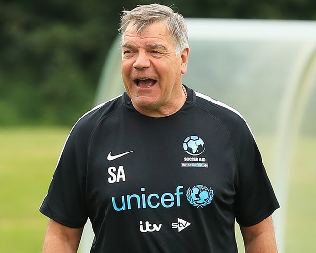 Allardyce cảnh báo Ngoại hạng Anh nếu bóng đá trở lại