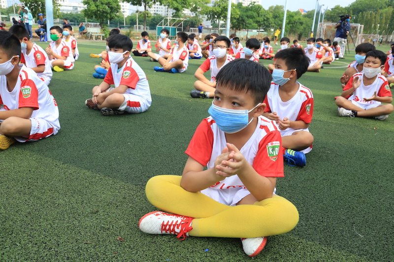 Ra mắt Lotte Kids FC 2020: 50 cầu thủ nhí vẫn giữ thói quen đeo khẩu trang sau nghỉ dịch
