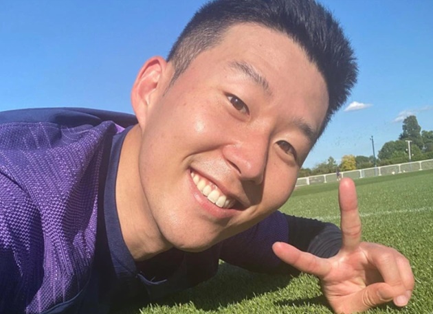 Son Heung-min và sao Tottenham bị cướp cười tươi rói trên sân tập