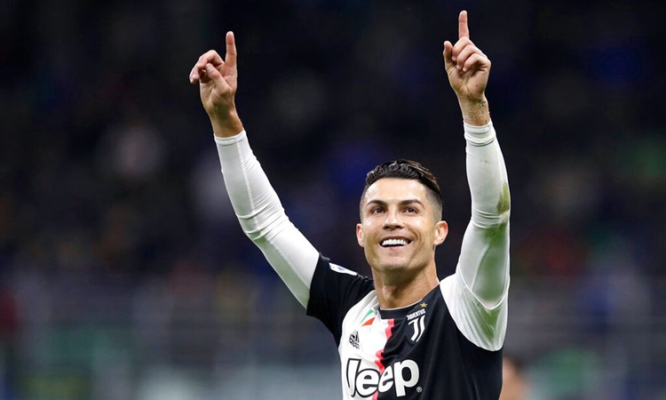 Đội hình hay nhất C1 do NHM bình chọn: Ronaldo - Messi lĩnh xướng hàng công cùng "thần gió"