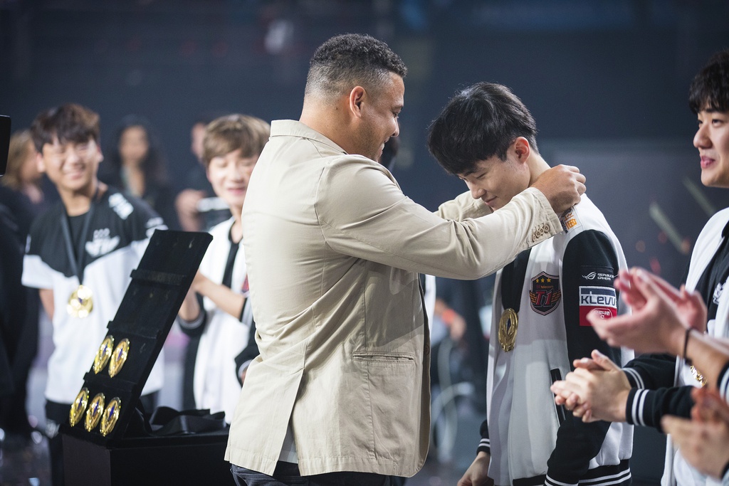 Ronaldo 'béo' và những sao bóng đá đổ tiền vào eSports