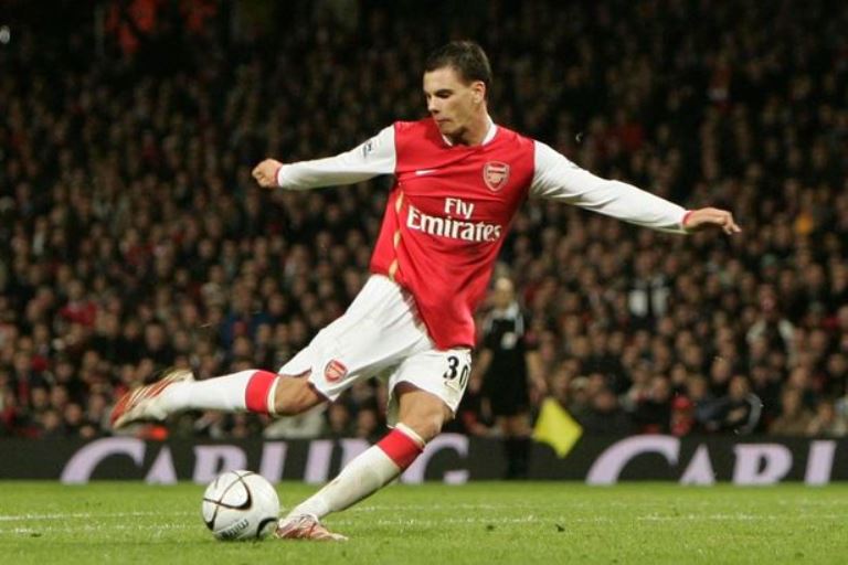 Cựu 'thần đồng' Arsenal: "Tôi định đi bóng, nhưng sợ Henry và Bergkamp hét vào mặt"