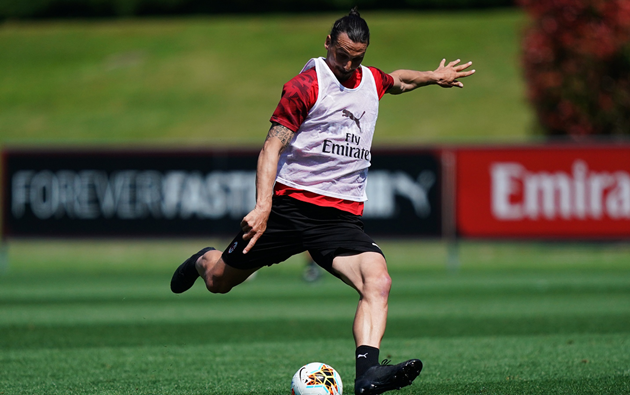Ibrahimovic để lộ cơ bụng săn chắc trên sân tập của AC Milan