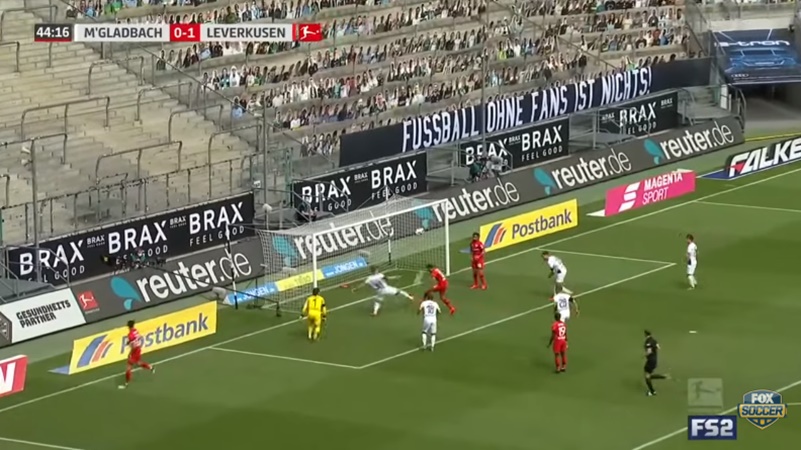 Khung thành mở toang, sao Bundesliga bỏ lỡ tình huống kinh điển
