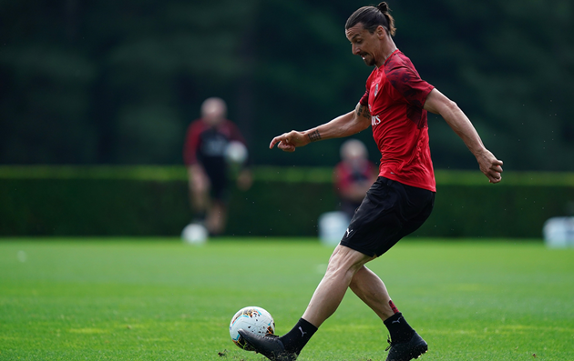 Ibrahimovic tỏ ra bất lực trước cựu sao Chelsea