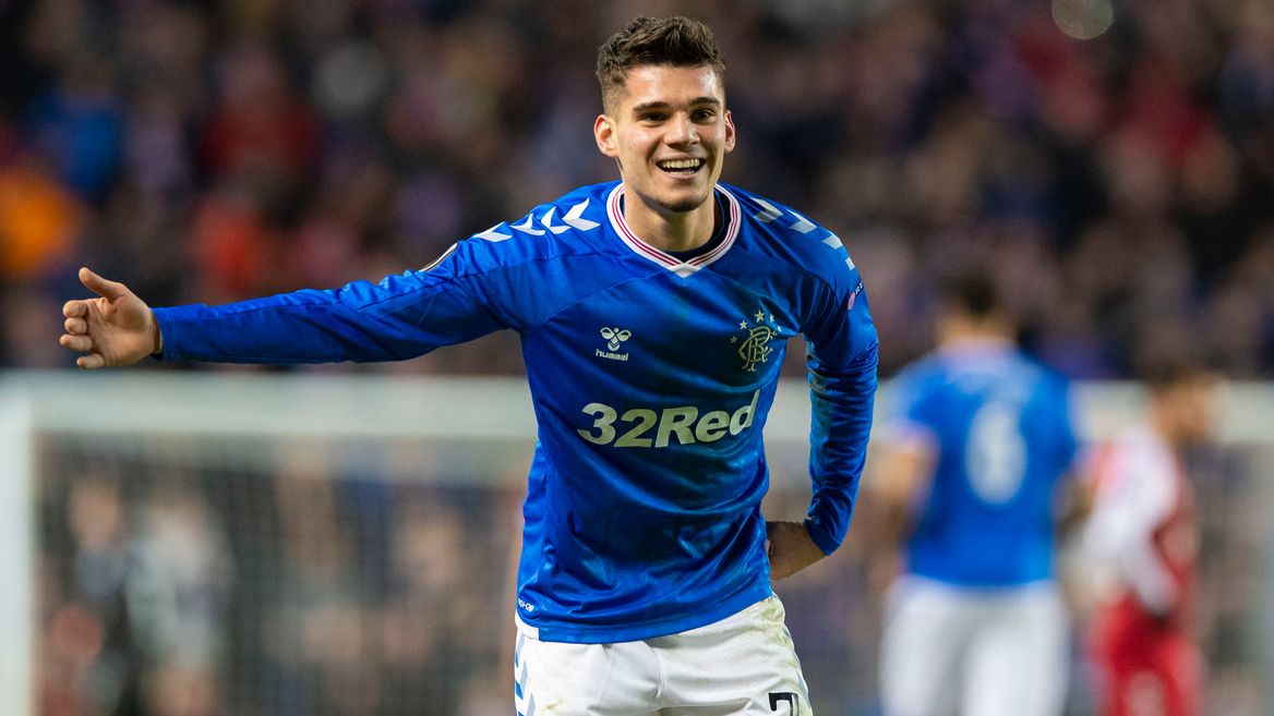 Steven Gerrard níu chân thành công con trai của huyền thoại