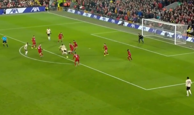 10 tình huống ngớ ngẩn nhất Premier League 2019/20: Người MU 'tấu hài' tại Anfield