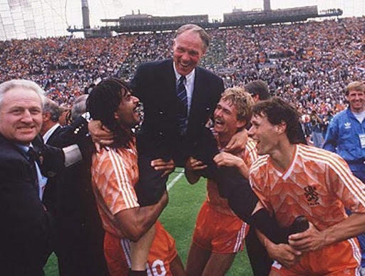 Van Basten: 'Tôi có cảm giác Michels không muốn Cruyff cùng Hà Lan vô địch World Cup'