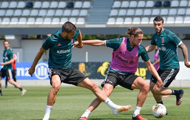 "Kẻ nổi loạn" trở lại Juventus, cố gắng gây ấn tượng với HLV Sarri