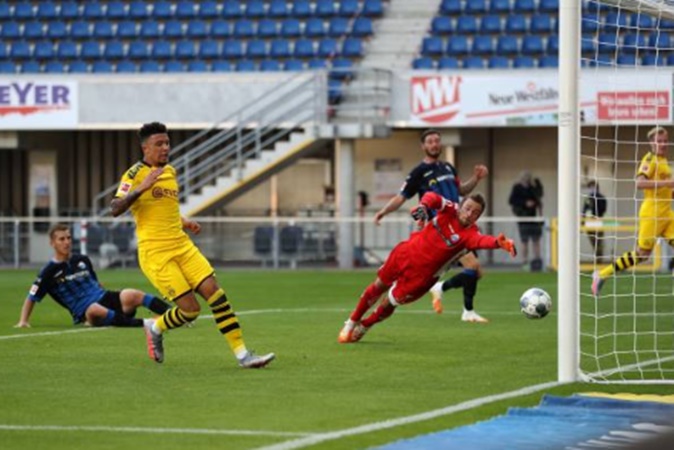 Bùng nổ với cú hat-trick, Sancho phá kỷ lục ghi bàn của Havertz