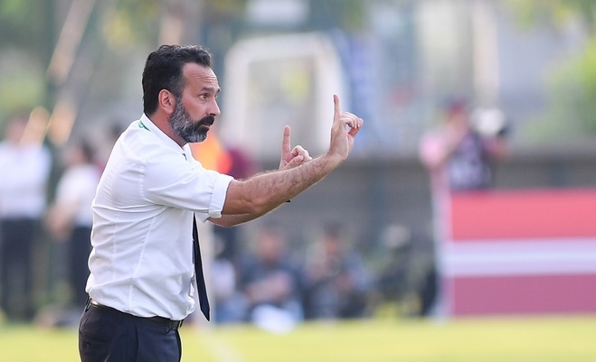 Vì sao HLV ngoại khó trụ lại lâu dài ở V.League?