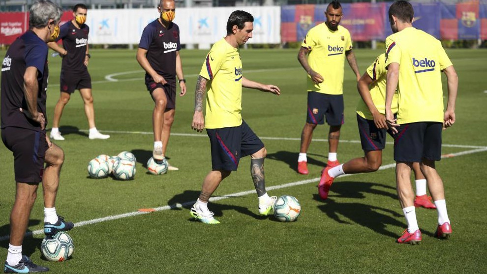 Không phải Messi, CĐV Barca đang chờ một "mãnh thú" tái xuất