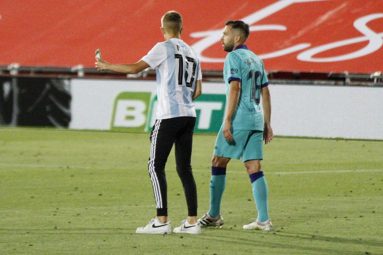 Ảnh bài viết La Liga cấm khán giả, vẫn có CĐV lọt vào sân selfie với sao Barca