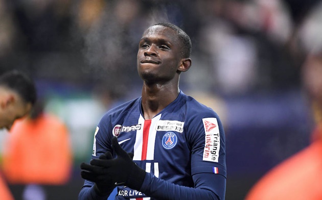 Mất "ngọc quý" 18 tuổi vào tay Bayern, NHM PSG phẫn nộ: "Cậu ta nghĩ cái quái gì thế?"