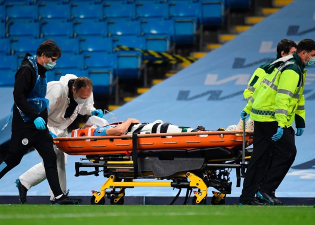 SỐC! Va chạm kinh hoàng với Ederson, sao trẻ Man City thở oxy rời sân