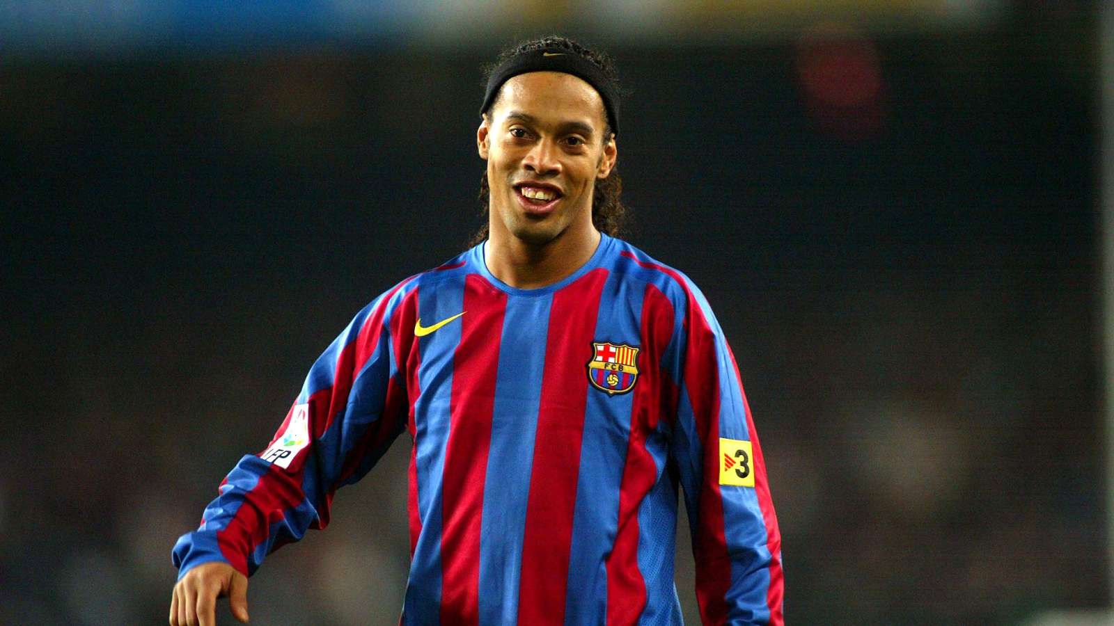 ‘Tôi được ra giá 500.000 pesetas để triệt hạ Ronaldinho’