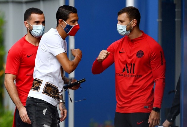 Lộ diện với khẩu trang cực ngầu, dàn sao PSG trở lại sân tập