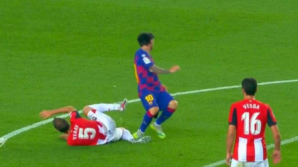Khiến đối thủ nằm quằn quại, Messi vẫn may mắn thoát thẻ phạt