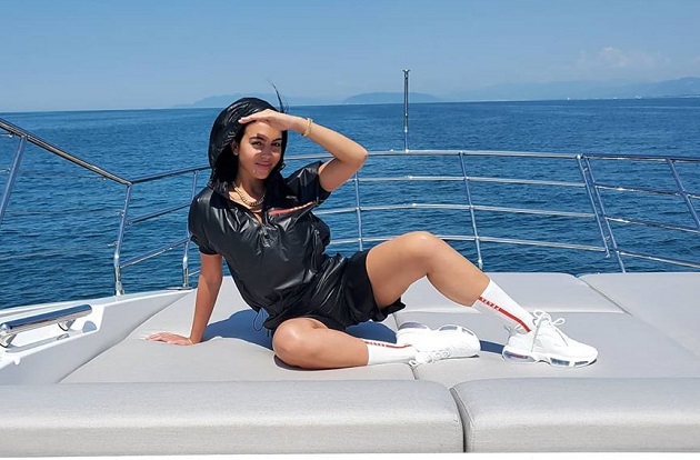Ảnh bài viết Hôn thê của Ronaldo mang 'cây' hàng hiệu, thả dáng trên du thuyền