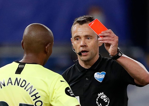 Fernandinho lĩnh thẻ đỏ, Man City cay đắng 'dâng cúp' cho Liverpool