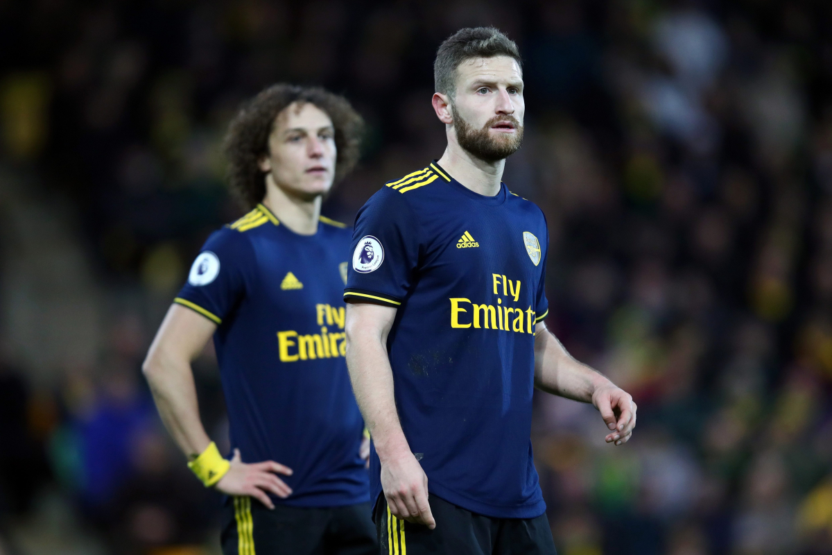 "Arsenal có 2 gã hậu vệ vô dụng"