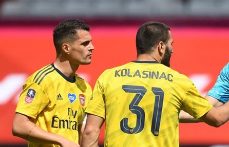 Kolasinac mắc lỗi, Xhaka lập tức làm 1 điều sau trận
