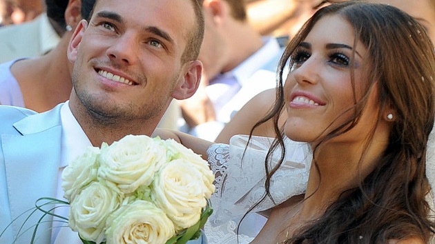Sneijder nói gì về tin đồn không dám ly hôn vợ vì sợ mất tiền?