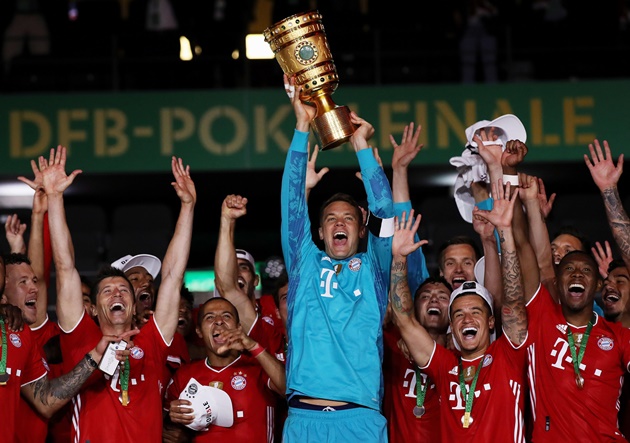 Neuer kiến tạo từ phần sân nhà, Bayern hoàn tất "cú đúp" trong mùa giải