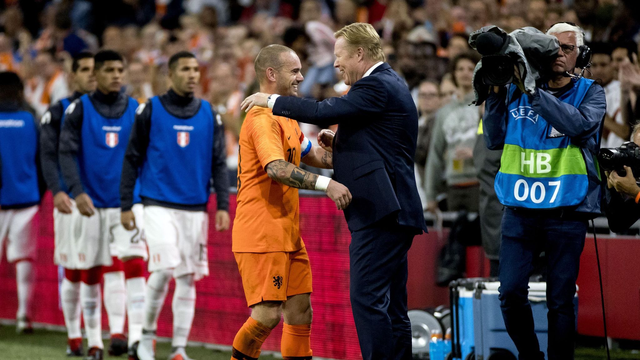 Manh nha trở lại thi đấu, Sneijder bị HLV Hà Lan 'phủ đầu'