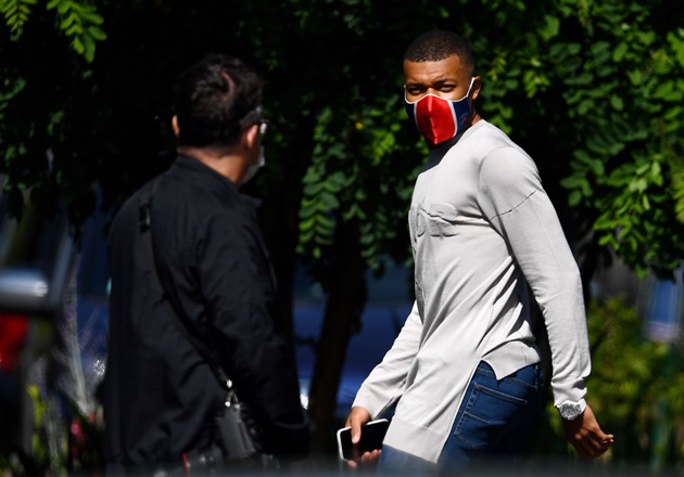 Ảnh bài viết Mbappe chứng tỏ độ sang chảnh khi đeo đồng hồ “quý tộc” đến sân tập