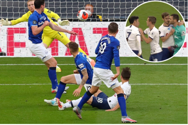 "Gà nhà" xô xát, Tottenham giành 3 điểm nhờ "ăn may"