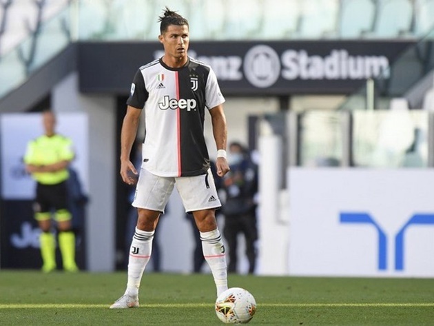 Khi Cristiano Ronaldo hạ mình để bật cao hơn