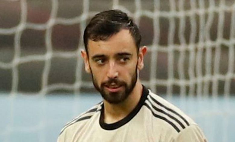 Bruno Fernandes được hưởng penalty, Mourinho nói thẳng 1 câu