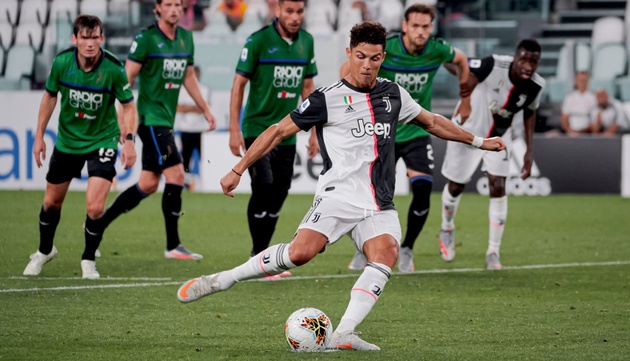 Ronaldo lập cú đúp penalty, Juve cầm hòa thành công trước Atalanta