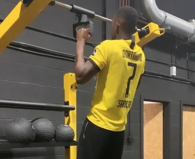 Sao Bundesliga gặp đại họa khi mặc áo của Jadon Sancho