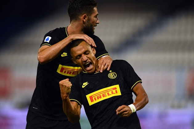 Sanchez xoay compa + đánh đầu đẳng cấp, Inter "phả hơi nóng" vào Juve