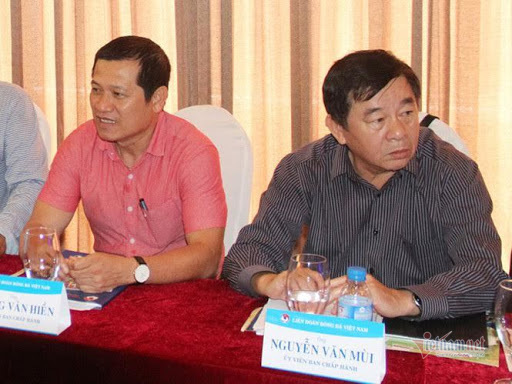 "Vua" sai be bét, Ban trọng tài cứ ngoảnh mặt thờ ơ?
