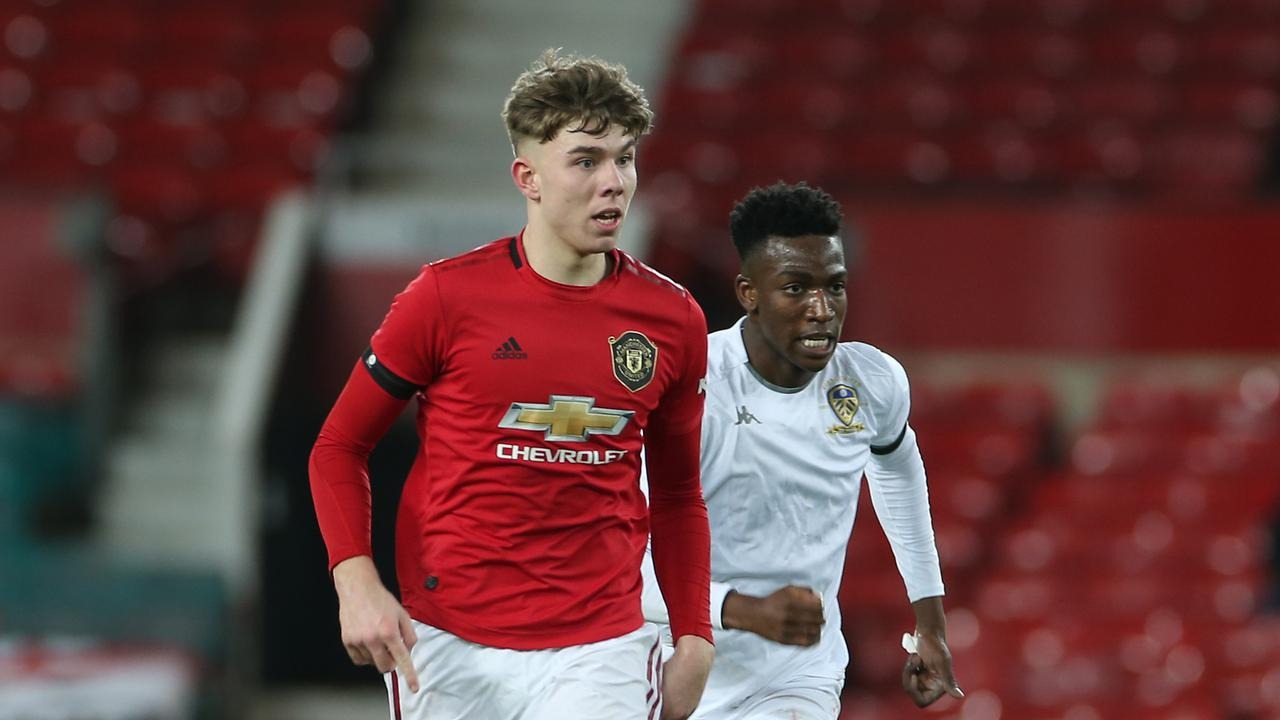 XONG! Trung vệ người Anh chia tay Man United 