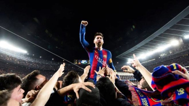 Ảnh bài viết Người chụp bức ảnh huyền thoại cho Messi không được Barca gia hạn hợp đồng