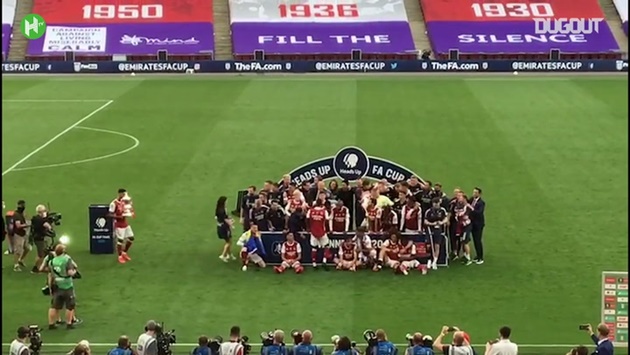 Aubameyang khiến tập thể Arsenal ôm đầu vì làm rớt cúp