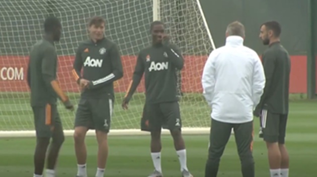Bruno Fernandes nghiêm mặt khi bị đồng đội chơi xỏ trò 'bóng ma'