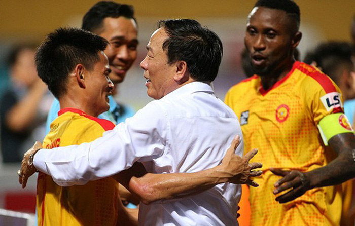 NÓNG: Bầu Đệ đổi ý, vẫn để Thanh Hóa thi đấu trọn vẹn V-League 2020
