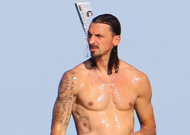 Đi du lịch cùng vợ, Ibrahimovic vẫn hùng hục làm 1 chuyện