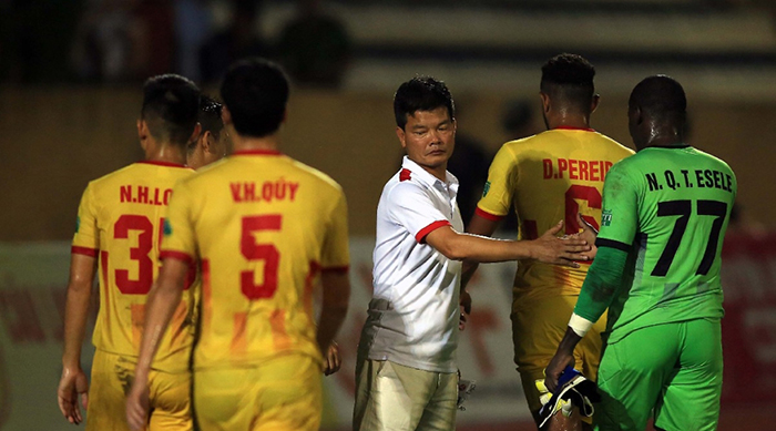"V-League nên dừng càng sớm càng tốt"