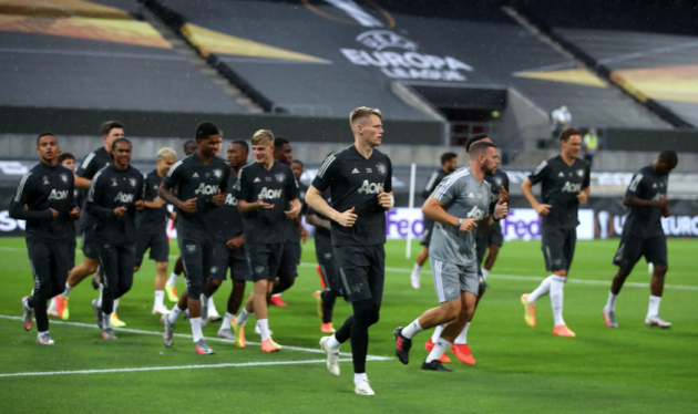 Man Utd ra sân tập luyện khi vừa tới Đức, Pogba lộ diện mạo mới