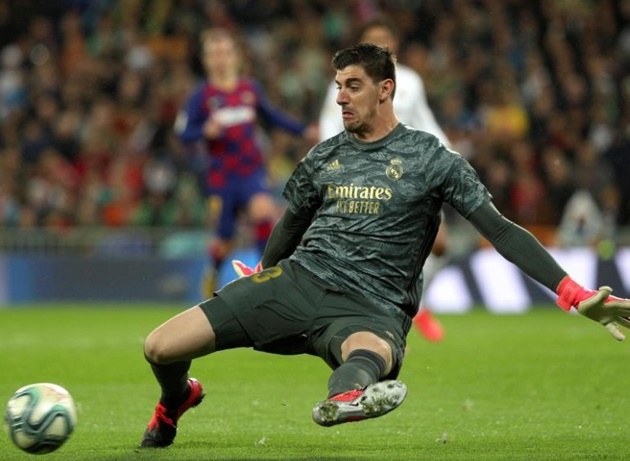 Ảnh bài viết Courtois "chơi dại" khiến BLĐ Real lo sốt vó?