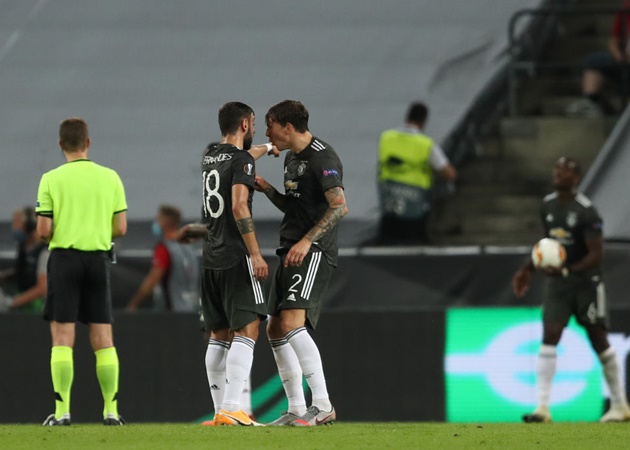 Bị Bruno mắng ngay trên sân, Lindelof 'phản dame' cực gắt
