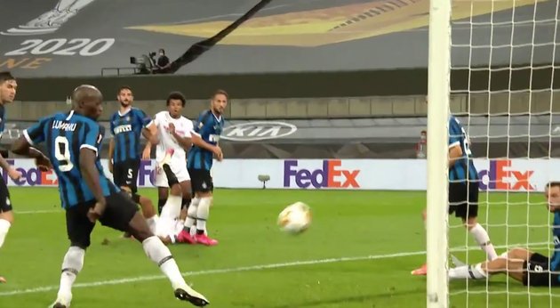 Thủ thành Inter bênh Lukaku sau bàn phản lưới nhà tai hại