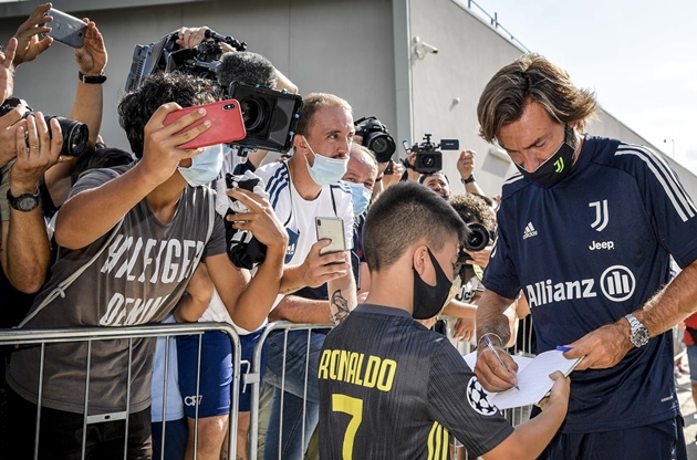 Ngày đầu làm HLV tại Juventus, Pirlo được NHM Ronaldo xin chữ ký