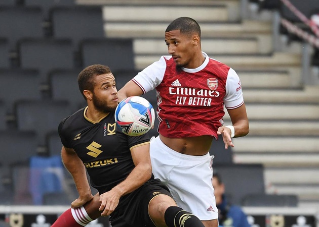 'Đá tảng' chính thức ra mắt, Arsenal thắng đậm đội bóng League One